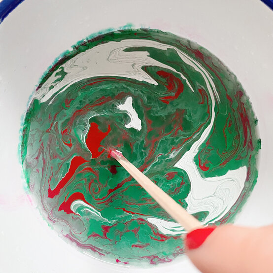 how_to_make_marbled_coasters_3.jpg?sw=554&q=85