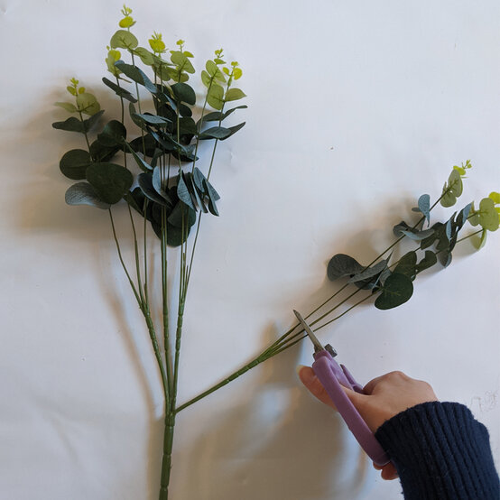 how-to-create-a-wedding-floral-arrangement_step10.jpg?sw=554&q=85