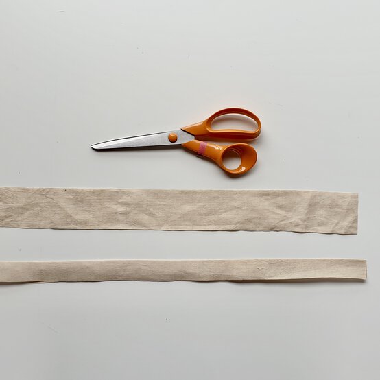 ideas_steps_how-to-sew-a-fabric-crown-step-3.jpeg?sw=554&q=85