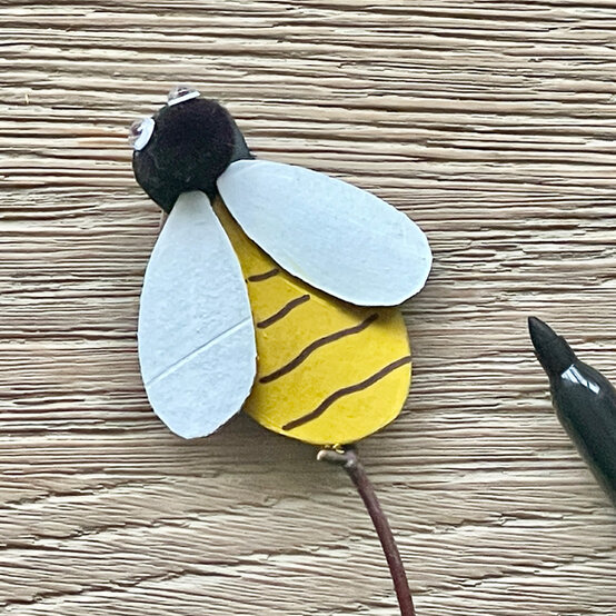 idea_spring-craft-roll-flowers_step4.jpg?sw=554&q=85