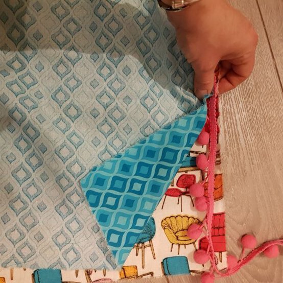 retro_cushion_pompoms_step_5.jpg?sw=554&q=85
