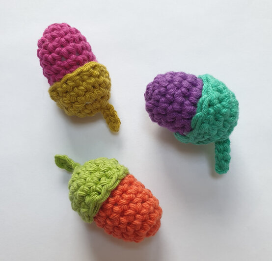 how-to-crochet-an-autumn-wreath-acorns.jpg?sw=554&q=85