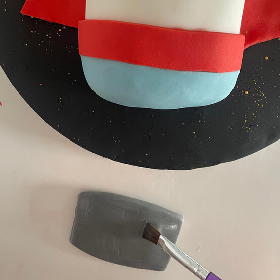 idea_how-to-decorate-a-rocket-cake_step15b.jpg?sw=554&q=85
