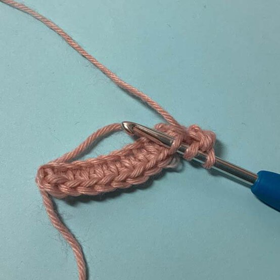 ideas%5Fhow%2Dto%2Dcrochet%2Da%2Dheadband%5Fplain%2Dheadband%5Fstep%2D1b.jpg?sw=554&q=85