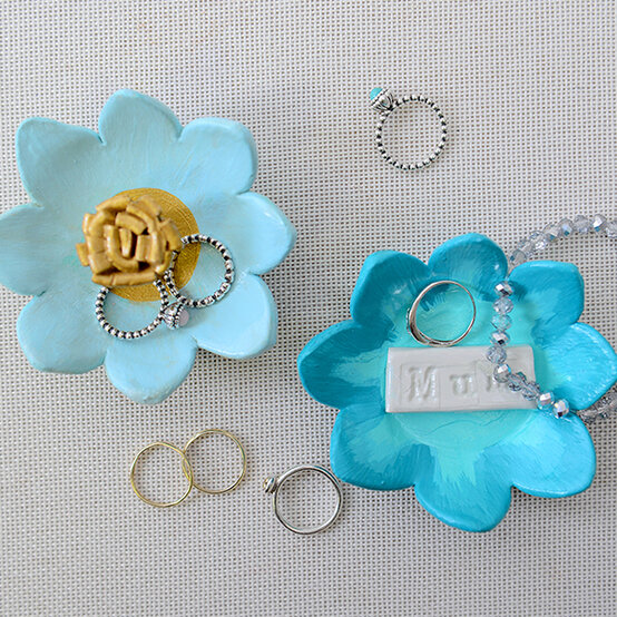 flower-clay-dish.jpg?sw=554&q=85