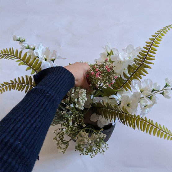 how-to-create-a-wedding-floral-arrangement_step7_2.jpg?sw=554&q=85