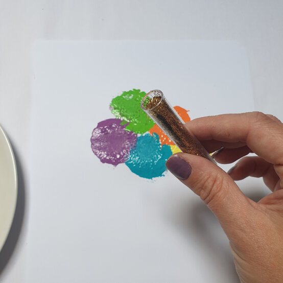 idea_messy-crafts-for-kids-icecream_step3a.jpg?sw=554&q=85