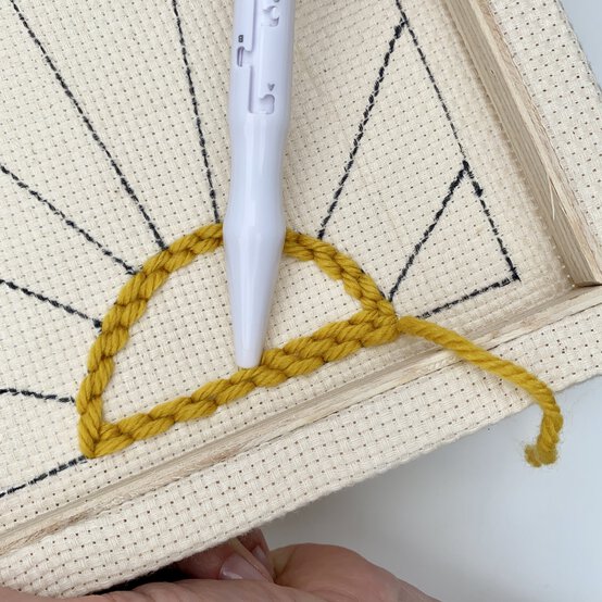 how-to-make-punch-needle_sunburst_filling_section-step_8.jpg?sw=554&q=85