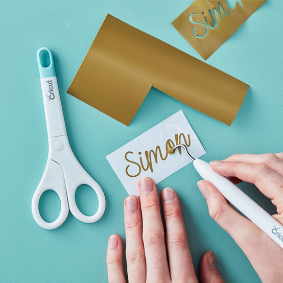 personalised-baubles-step-11.jpg?sw=554&q=85