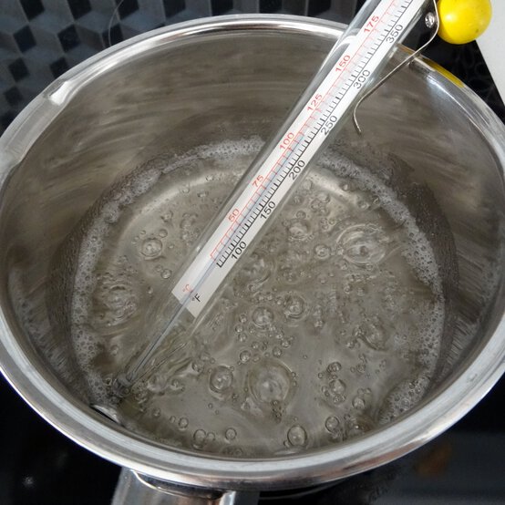 egg_macarons_baking_step_2.jpg?sw=554&q=85