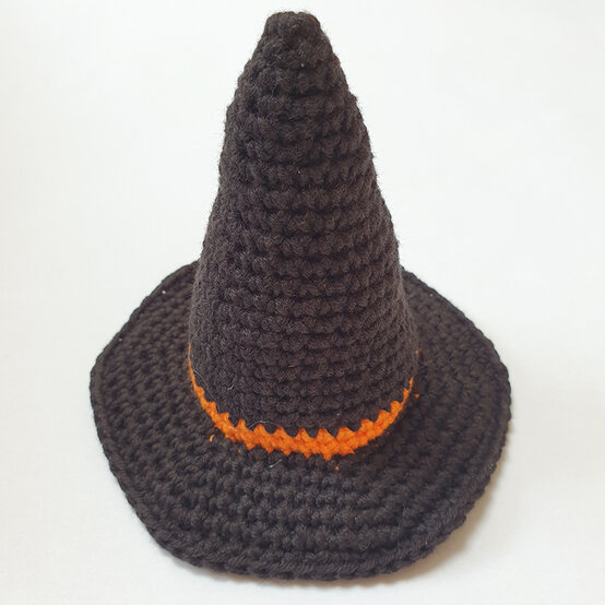 how%2Dto%2Dcrochet%2Da%2DHalloween%2Dgarland%5Fwitcheshat.jpg?sw=554&q=85