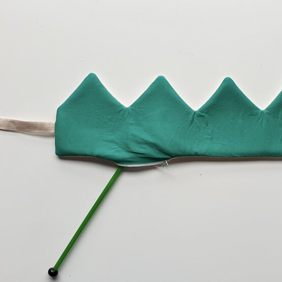 ideas_steps_how-to-sew-a-fabric-crown-step-11.jpeg?sw=554&q=85