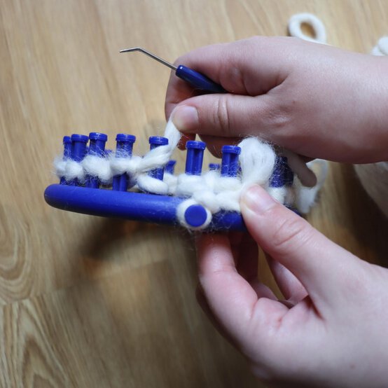 how_to_loom_knit_a_blanket_step_5a.jpg?sw=554&q=85