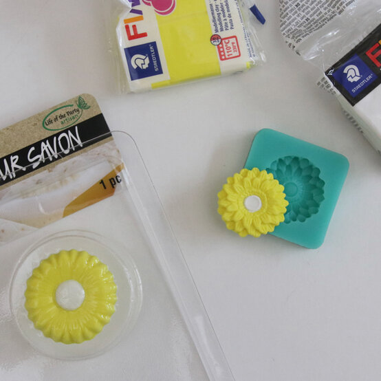 idea_how-to-make-a-fimo-clay-photo-frame_step4.jpg?sw=554&q=85