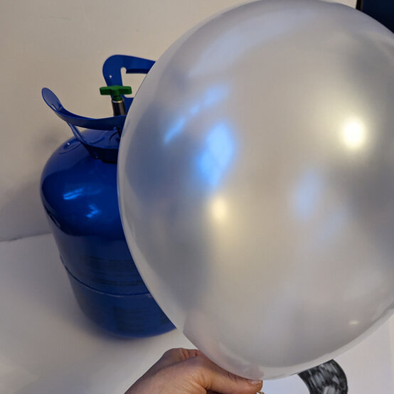 idea_personalised-halloween-balloons-ghost_step2.jpg?sw=554&q=85