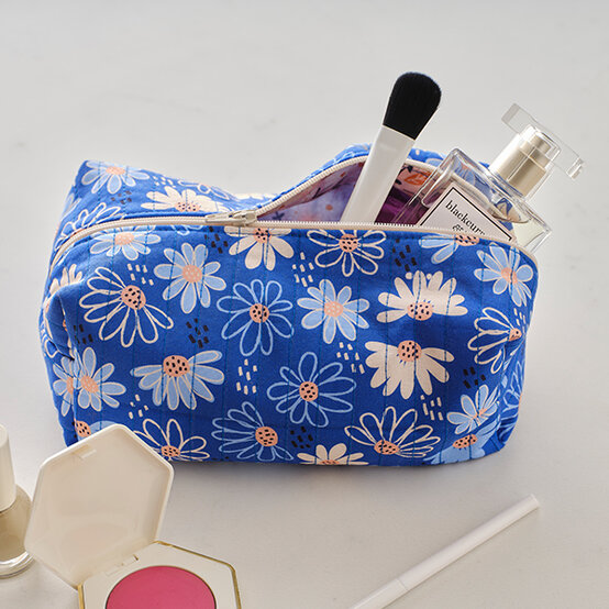 how-to-sew-a-quilted-makeup-bag_step21.jpg?sw=554&q=85