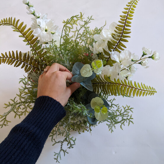 how-to-create-a-wedding-floral-arrangement_step10_3.jpg?sw=554&q=85