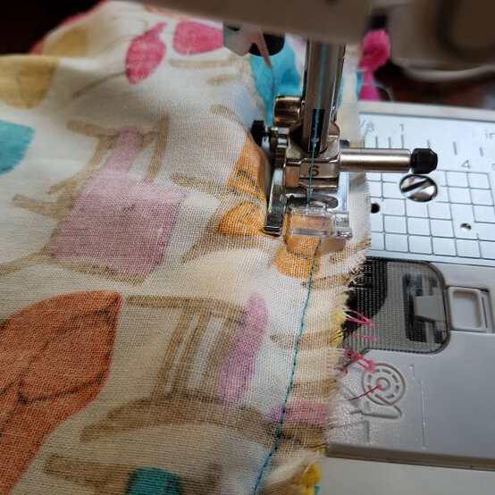 retro_cushion_sewing_step_7.jpg?sw=554&q=85