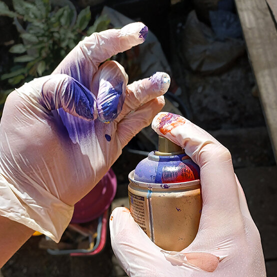 idea_gravity-drip-canvas-with-spray-paint_step10a.jpg?sw=554&q=85