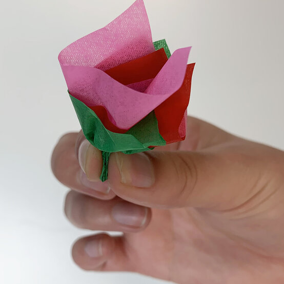 wreath_card_flower_step_7.jpg?sw=554&q=85