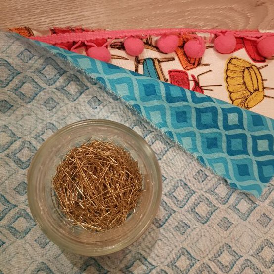 retro_cushion_pins_step_6.jpg?sw=554&q=85