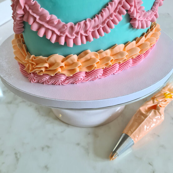idea%5Fretro%2Dbuttercream%2Dcake%5Fstep%2D13.jpg?sw=554&q=85