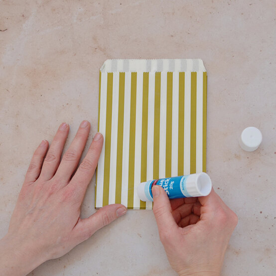 paper-bag-stars4.jpg?sw=554&q=85