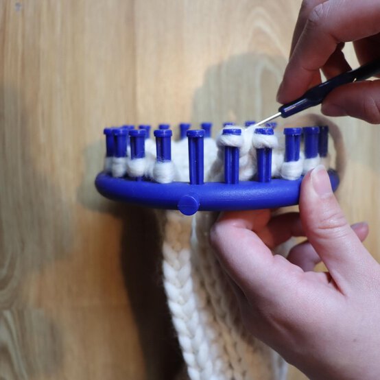 how_to_loom_knit_a_blanket_step_8b.jpg?sw=554&q=85