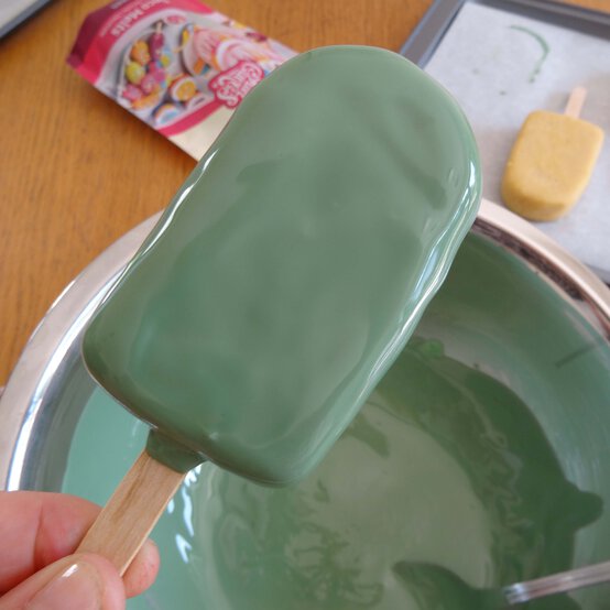 xmas-cake-pops-step-2_2.jpg?sw=554&q=85