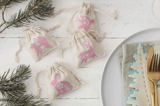 alternative-christmas-crackers_hero.jpg?sw=554&q=85