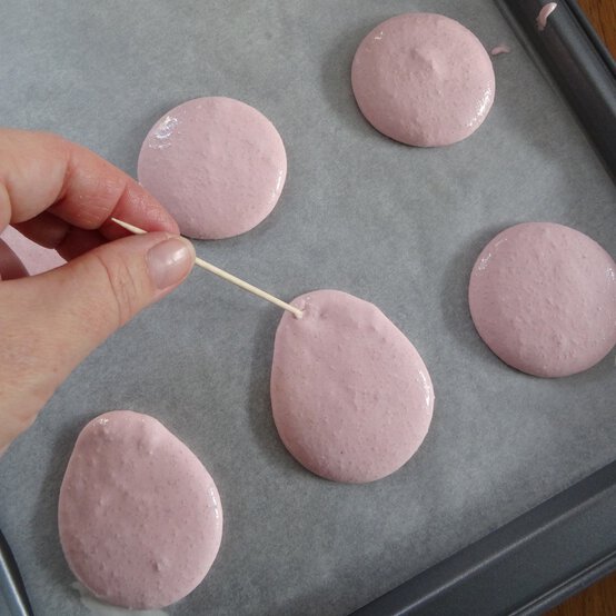 egg_macarons_baking_step_6.jpg?sw=554&q=85