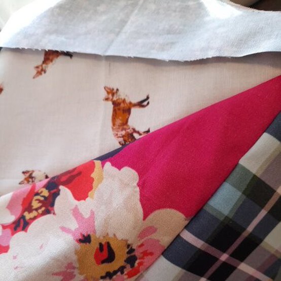 how_to_make_a_flower_floor_cushion_4d.jpg?sw=554&q=85