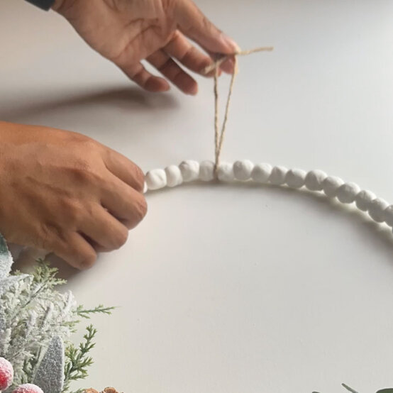 idea_winter-value-projects-wreath_step3.jpg?sw=554&q=85