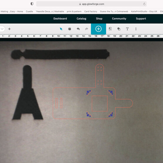 idea_glowforge-how-to-make-personalised-keyrings-photo_step2.jpg?sw=554&q=85