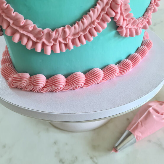idea%5Fretro%2Dbuttercream%2Dcake%5Fstep%2D19.jpg?sw=554&q=85