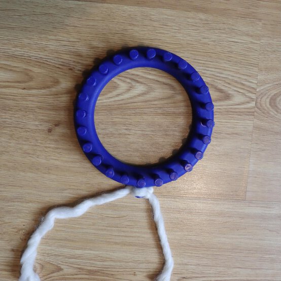 how_to_loom_knit_a_blanket_step_1.jpg?sw=554&q=85