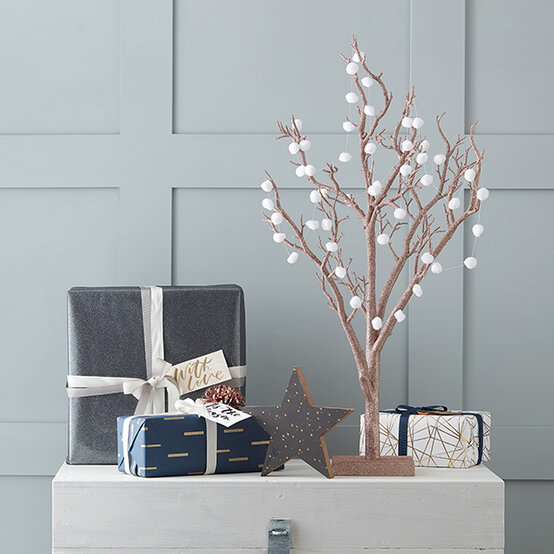 10-quick-christmas-home-decor-ideas9.jpg?sw=554&q=85