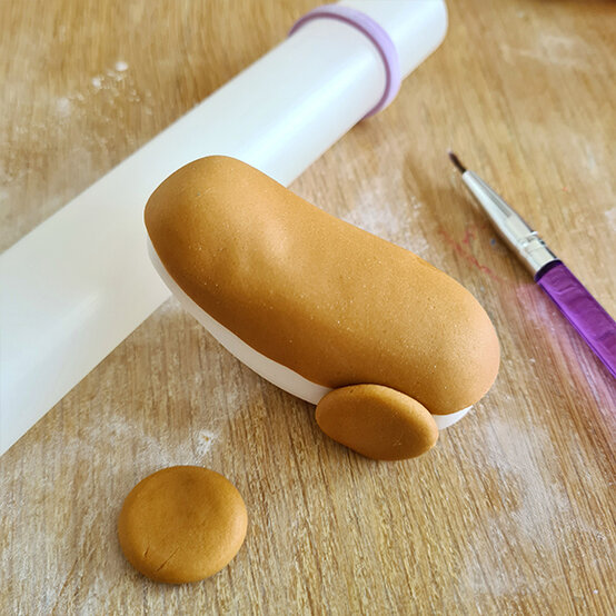 How-to-Make-a-Platinum-Jubilee-Showstopper-Cake_Step20a.jpg?sw=554&q=85