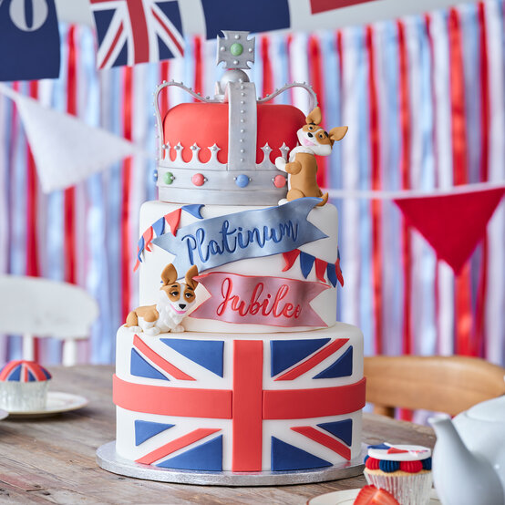Platinum-Jubilee-Crafts_Showstopper-Cake.jpg?sw=554&q=85