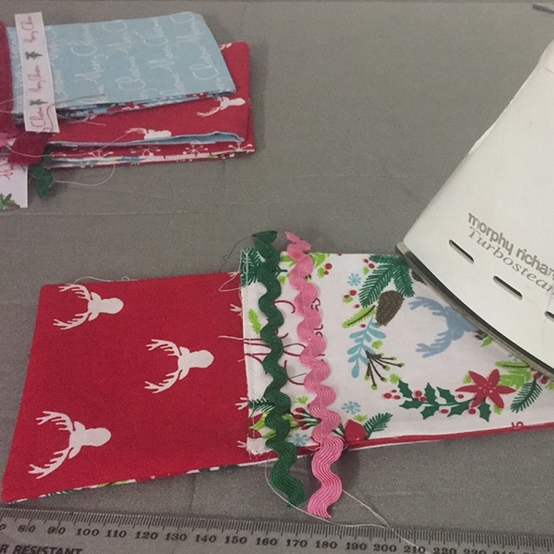 idea%5Fhow%2Dto%2Dsew%2Dchristmas%2Dcutlery%2Dwraps%5Fstep10.png?sw=554&q=85