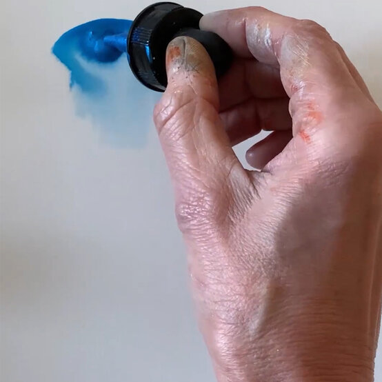 feathers-with-acrylic-inks_step2.jpg?sw=554&q=85