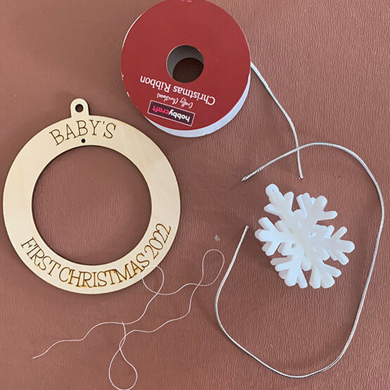 idea_Glowforge-First-Christmas-Bauble_Step12a.jpg?sw=554&q=85