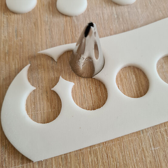 How-to-Make-a-Platinum-Jubilee-Showstopper-Cake_Step5g.jpg?sw=554&q=85