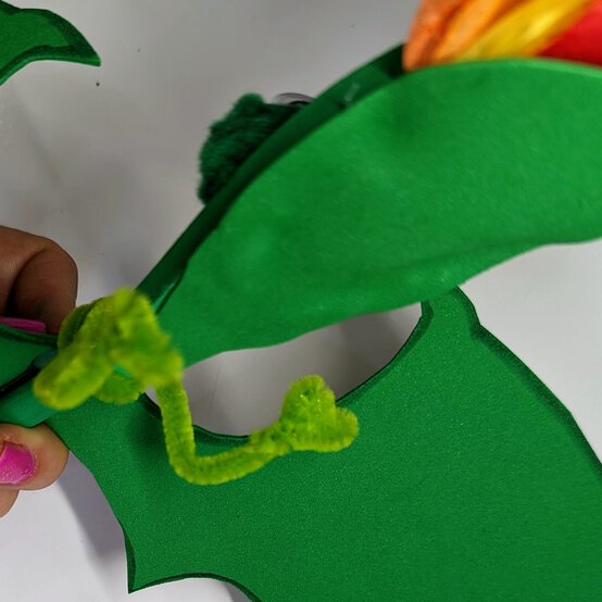 how-to-make-a-wooden-spoon-dragon-puppet_step-13b.jpg?sw=554&q=85