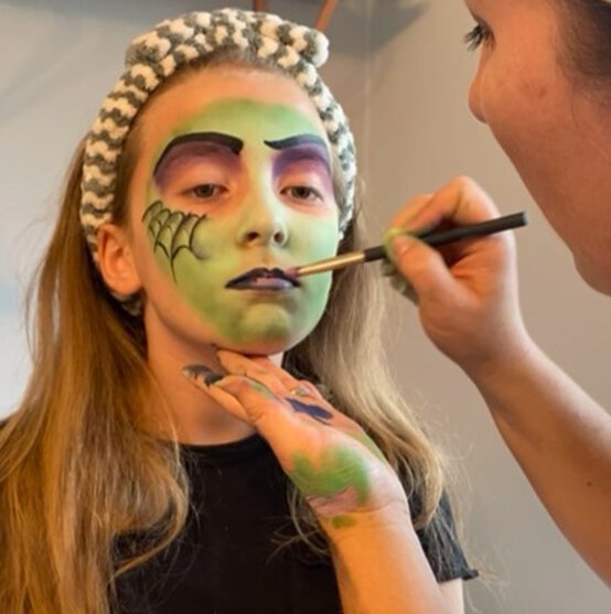 halloweenwitch_step6.jpg?sw=554&q=85