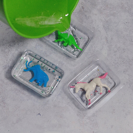 trapped_toy_soaps_step_3a.jpg?sw=554&q=85