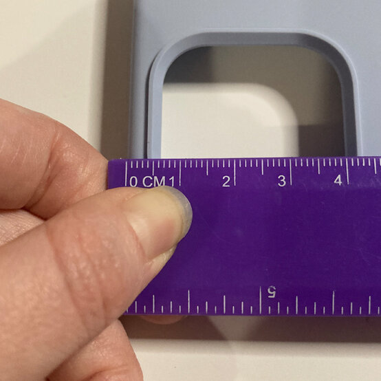 idea_customise-a-phone-case-with-diamond-dotz_step1ab.jpg?sw=554&q=85