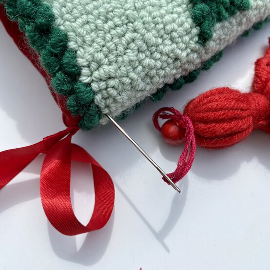 christmaspunchneedlestocking_step_18_attaching_tassels.jpg?sw=554&q=85