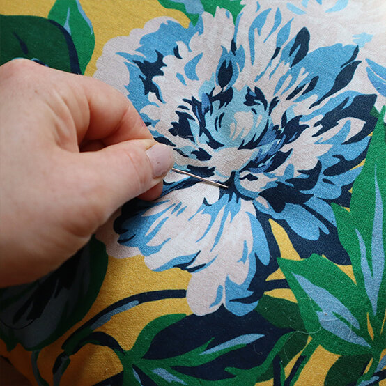 how-to-make-a-seat-cushion_step-8_3.jpg?sw=554&q=85