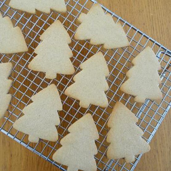 watercolour-tree-biscuits-step-4.jpg?sw=554&q=85